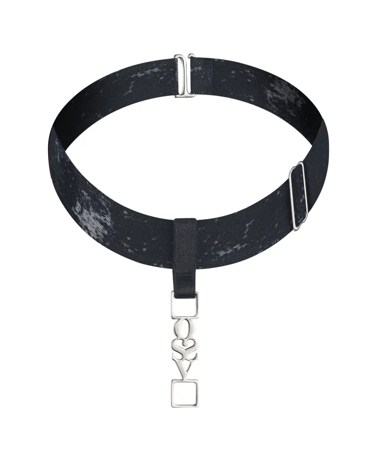Wide choker with pendant